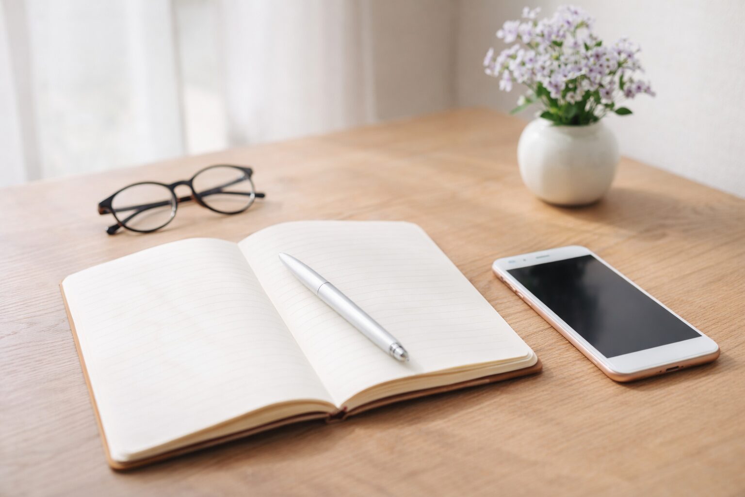 木製デスクと小物の静けさ